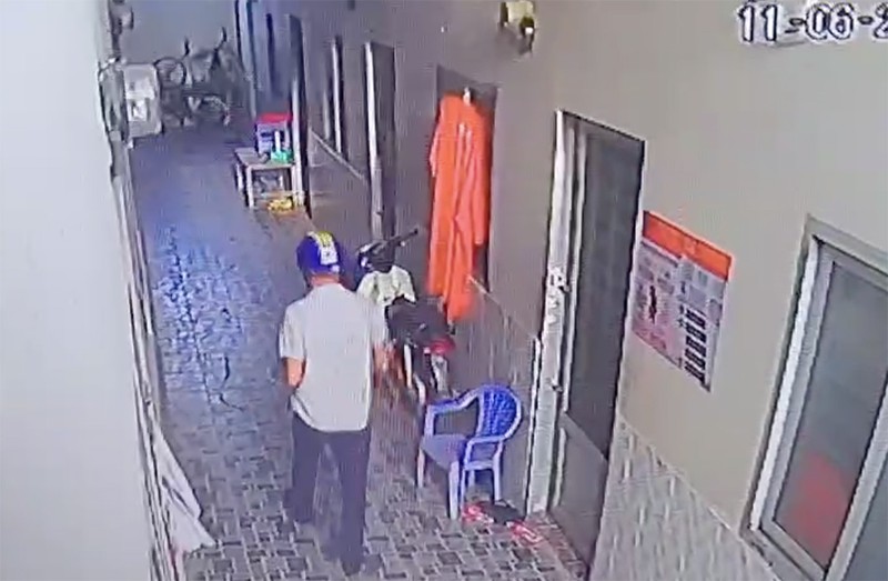 Camera ghi cảnh kẻ trộm thản nhiên dắt xe máy trong phòng trọ Camera ghi cảnh kẻ trộm thản nhiên dắt xe máy trong phòng trọ