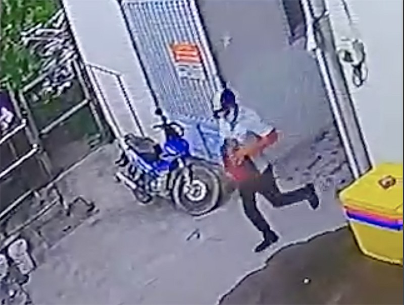Camera ghi cảnh kẻ trộm thản nhiên dắt xe máy trong phòng trọ - 1 Camera ghi cảnh kẻ trộm thản nhiên dắt xe máy trong phòng trọ - 1