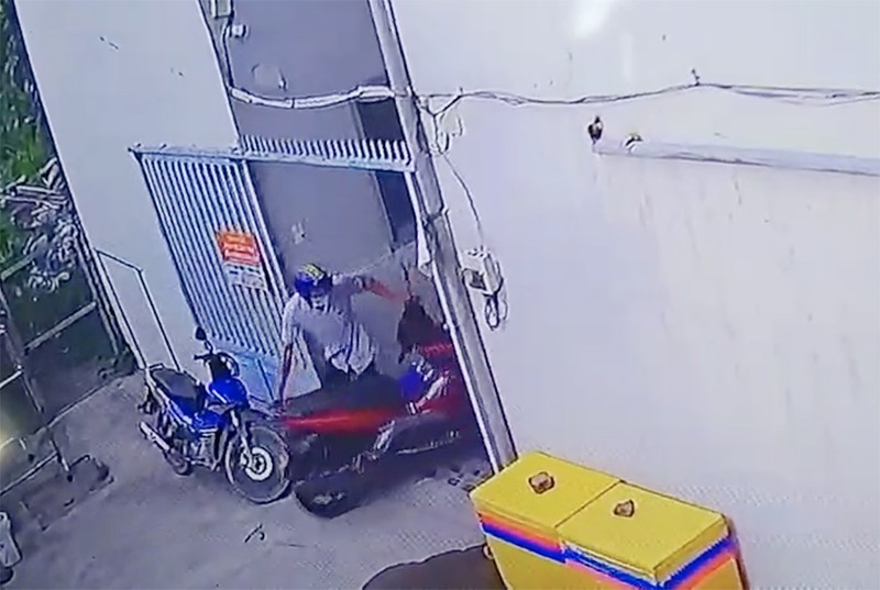 Camera ghi cảnh kẻ trộm thản nhiên dắt xe máy trong phòng trọ - 2 Camera ghi cảnh kẻ trộm thản nhiên dắt xe máy trong phòng trọ - 2