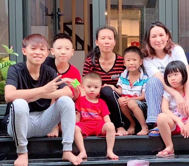 Phản ứng bất ngờ của Phi Nhung khi bị spam ảnh nhấn mạnh chi tiết 'cầu cứu' trên áo mẹ ruột Hồ Văn Cường - 2 Phản ứng bất ngờ của Phi Nhung khi bị spam ảnh nhấn mạnh chi tiết 'cầu cứu' trên áo mẹ ruột Hồ Văn Cường - 2