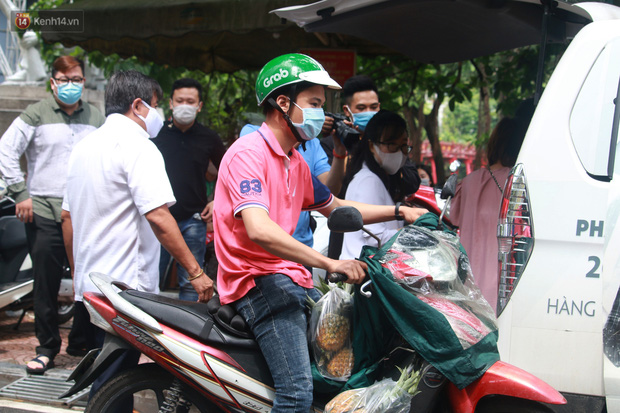 Ông Đoàn Ngọc Hải bất ngờ bán dứa, dưa lê giữa phố Hà Nội và câu chuyện cảm động phía sau - 1 Ông Đoàn Ngọc Hải bất ngờ bán dứa, dưa lê giữa phố Hà Nội và câu chuyện cảm động phía sau - 1