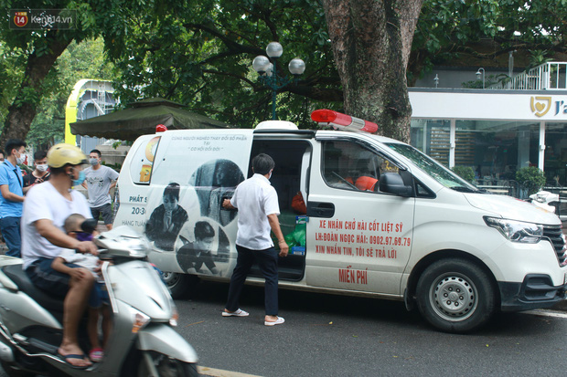 Ông Đoàn Ngọc Hải bất ngờ bán dứa, dưa lê giữa phố Hà Nội và câu chuyện cảm động phía sau - 11 Ông Đoàn Ngọc Hải bất ngờ bán dứa, dưa lê giữa phố Hà Nội và câu chuyện cảm động phía sau - 11