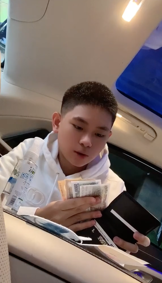 Thân thế choáng ngợp, độ giàu có của thiếu gia vừa rao bán xe hơi chục tỷ để ủng hộ quỹ vaccine: Trở thành CEO năm 17 tuổi, lấy thẻ đen quyền lực ra làm đồ chơi - 7 Thân thế choáng ngợp, độ giàu có của thiếu gia vừa rao bán xe hơi chục tỷ để ủng hộ quỹ vaccine: Trở thành CEO năm 17 tuổi, lấy thẻ đen quyền lực ra làm đồ chơi - 7