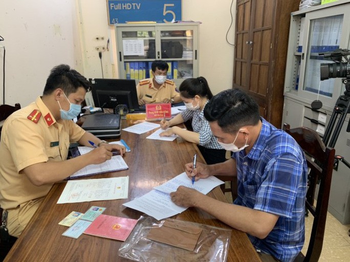 Quảng Bình: Xử phạt đôi nam nữ trong clip 'ngồi chung ghế lái ô tô' lao vun vút trên đường - 1 Quảng Bình: Xử phạt đôi nam nữ trong clip 'ngồi chung ghế lái ô tô' lao vun vút trên đường - 1