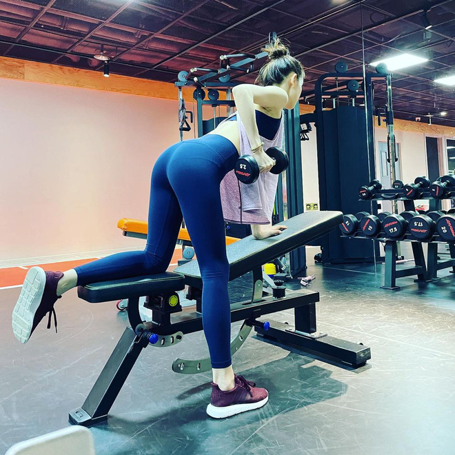 'Hot girl trà sữa' trong ống kính team qua đường có còn chuẩn khí chất nữ tỷ phú trẻ nhất Trung Quốc? - 7 'Hot girl trà sữa' trong ống kính team qua đường có còn chuẩn khí chất nữ tỷ phú trẻ nhất Trung Quốc? - 7