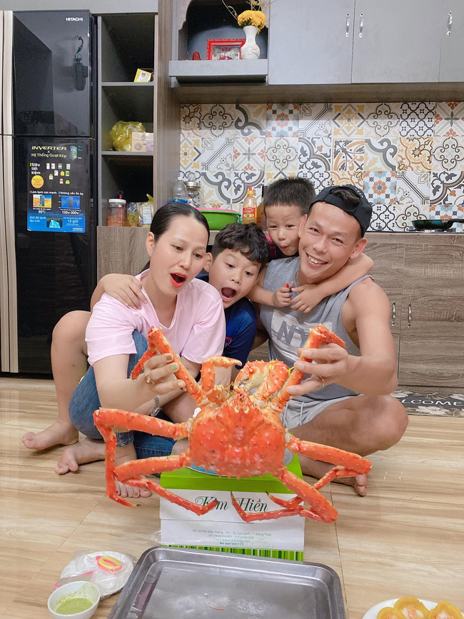 Hôn nhân hạnh phúc của thủ môn Tấn Trường: Trúng 'tiếng sét ái tình' ngay lần gặp đầu tiên, vợ quán xuyến kinh doanh cực đỉnh! - 1 Hôn nhân hạnh phúc của thủ môn Tấn Trường: Trúng 'tiếng sét ái tình' ngay lần gặp đầu tiên, vợ quán xuyến kinh doanh cực đỉnh! - 1