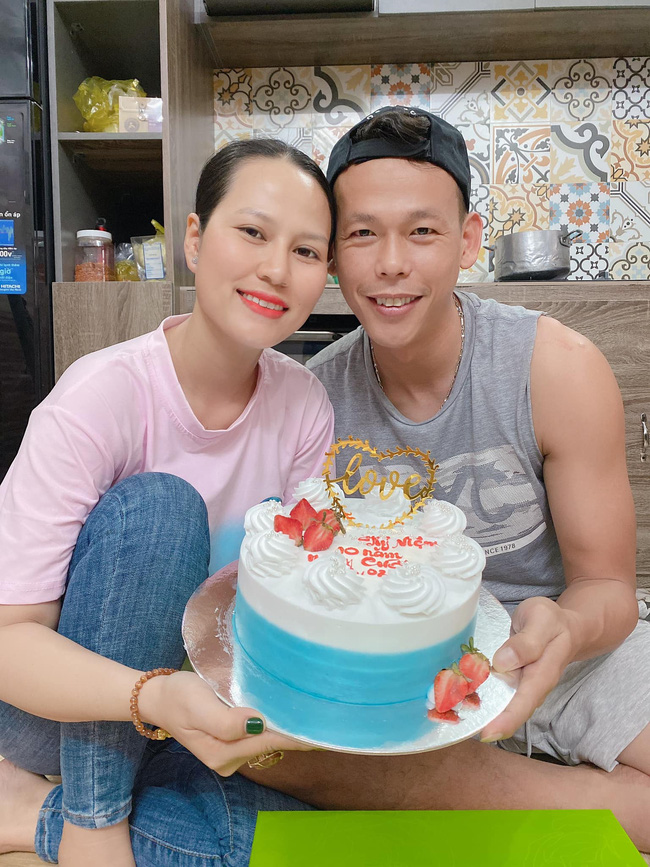 Hôn nhân hạnh phúc của thủ môn Tấn Trường: Trúng 'tiếng sét ái tình' ngay lần gặp đầu tiên, vợ quán xuyến kinh doanh cực đỉnh! Hôn nhân hạnh phúc của thủ môn Tấn Trường: Trúng 'tiếng sét ái tình' ngay lần gặp đầu tiên, vợ quán xuyến kinh doanh cực đỉnh!