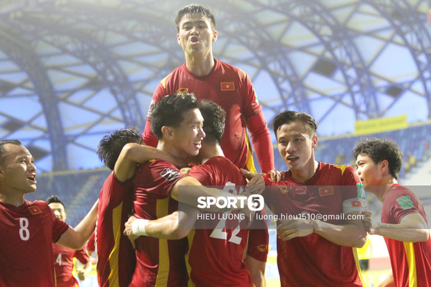 Đội tuyển Việt Nam được thưởng nóng 3 tỷ đồng sau chiến thắng 2-1 trước Malaysia Đội tuyển Việt Nam được thưởng nóng 3 tỷ đồng sau chiến thắng 2-1 trước Malaysia