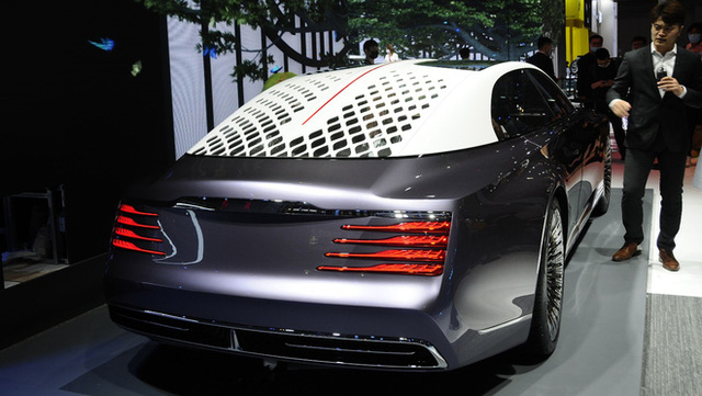 Ô tô Trung Quốc lắp hẳn đèn chùm như khách sạn 5 sao, quyết vượt mặt Rolls-Royce có 'bầu trời sao' - 1 Ô tô Trung Quốc lắp hẳn đèn chùm như khách sạn 5 sao, quyết vượt mặt Rolls-Royce có 'bầu trời sao' - 1