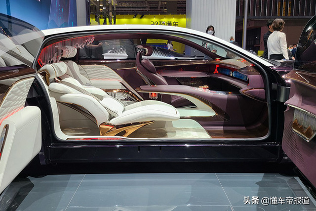 Ô tô Trung Quốc lắp hẳn đèn chùm như khách sạn 5 sao, quyết vượt mặt Rolls-Royce có 'bầu trời sao' - 2 Ô tô Trung Quốc lắp hẳn đèn chùm như khách sạn 5 sao, quyết vượt mặt Rolls-Royce có 'bầu trời sao' - 2