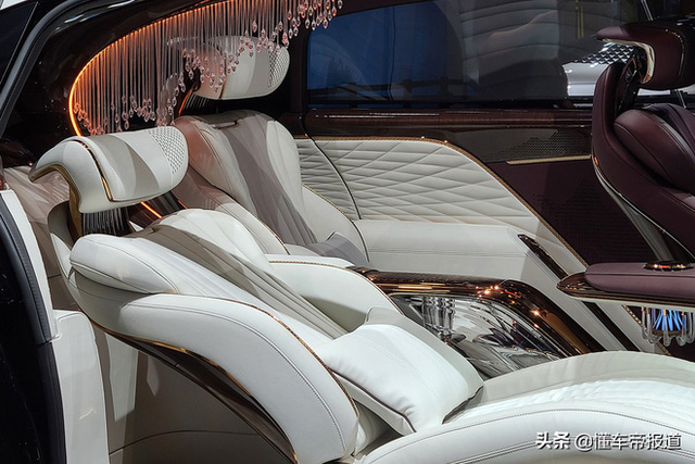 Ô tô Trung Quốc lắp hẳn đèn chùm như khách sạn 5 sao, quyết vượt mặt Rolls-Royce có 'bầu trời sao' - 3 Ô tô Trung Quốc lắp hẳn đèn chùm như khách sạn 5 sao, quyết vượt mặt Rolls-Royce có 'bầu trời sao' - 3