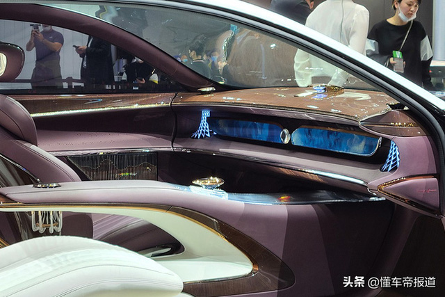 Ô tô Trung Quốc lắp hẳn đèn chùm như khách sạn 5 sao, quyết vượt mặt Rolls-Royce có 'bầu trời sao' - 4 Ô tô Trung Quốc lắp hẳn đèn chùm như khách sạn 5 sao, quyết vượt mặt Rolls-Royce có 'bầu trời sao' - 4