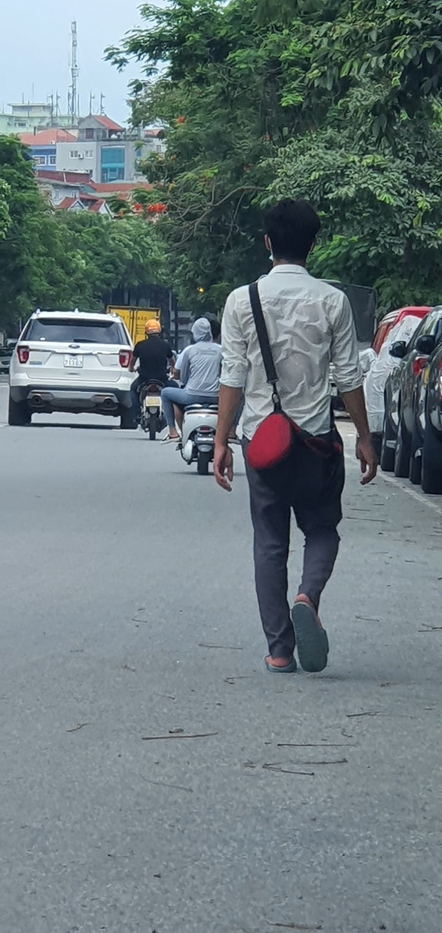 Thanh niên đến xin tiền bị tài xế từ chối, nhưng tấm lưng đẫm mồ hôi đã khiến anh thay đổi quyết định Thanh niên đến xin tiền bị tài xế từ chối, nhưng tấm lưng đẫm mồ hôi đã khiến anh thay đổi quyết định
