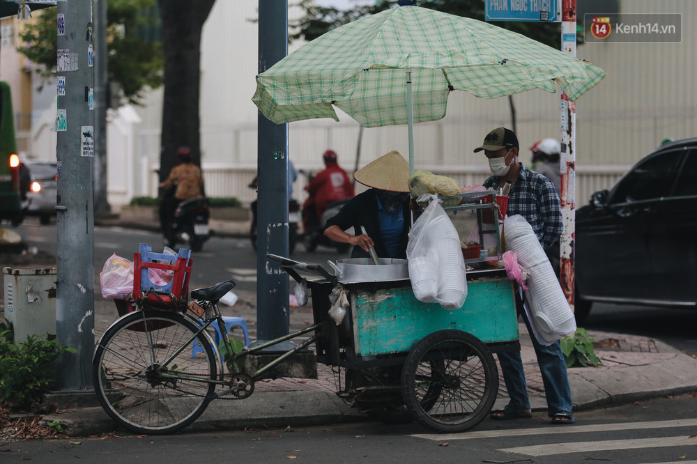 Ảnh: Xót xa những phận đời chật vật mưu sinh trong những ngày giãn cách xã hội ở Sài Gòn - 13 Ảnh: Xót xa những phận đời chật vật mưu sinh trong những ngày giãn cách xã hội ở Sài Gòn - 13