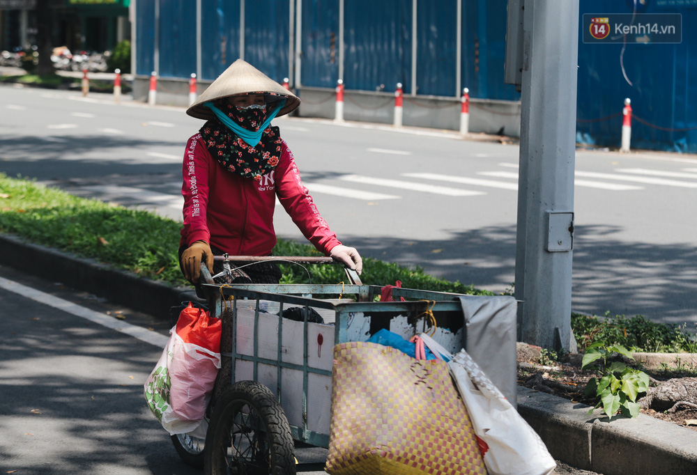 Ảnh: Xót xa những phận đời chật vật mưu sinh trong những ngày giãn cách xã hội ở Sài Gòn - 12 Ảnh: Xót xa những phận đời chật vật mưu sinh trong những ngày giãn cách xã hội ở Sài Gòn - 12