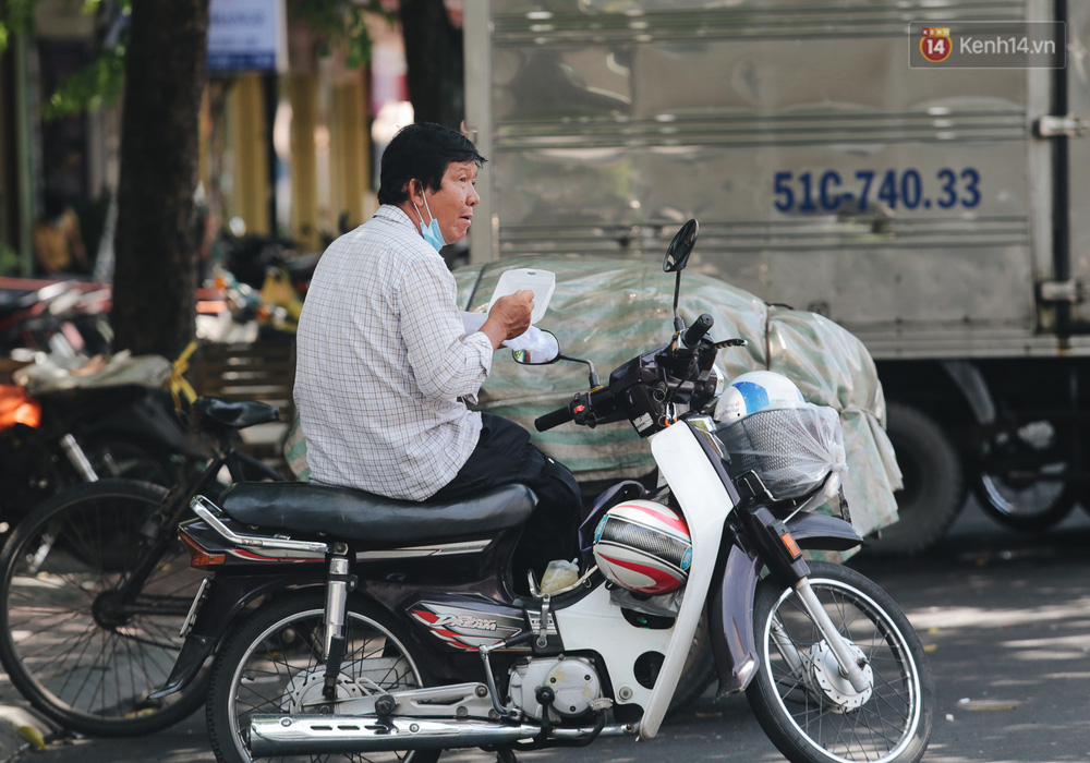 Ảnh: Xót xa những phận đời chật vật mưu sinh trong những ngày giãn cách xã hội ở Sài Gòn - 6 Ảnh: Xót xa những phận đời chật vật mưu sinh trong những ngày giãn cách xã hội ở Sài Gòn - 6
