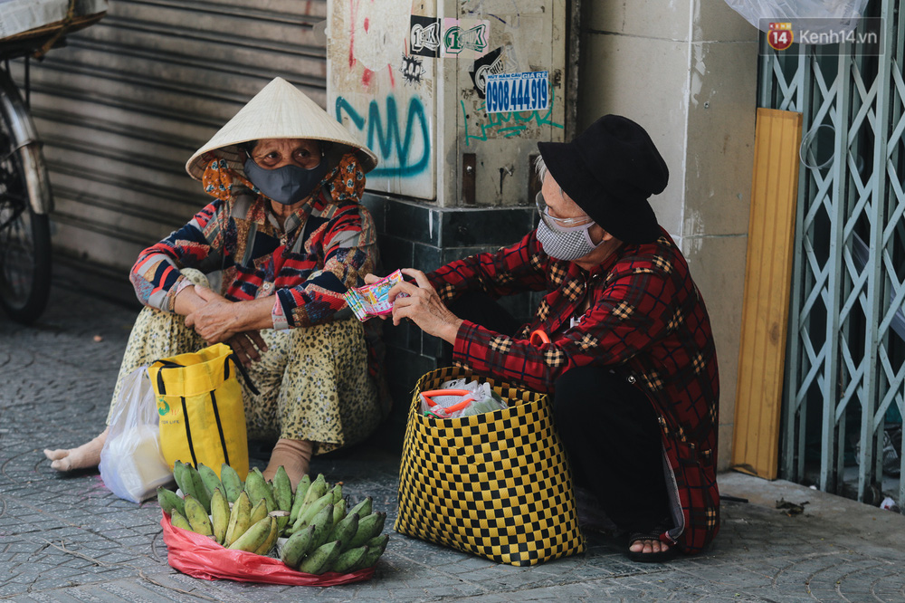 Ảnh: Xót xa những phận đời chật vật mưu sinh trong những ngày giãn cách xã hội ở Sài Gòn - 8 Ảnh: Xót xa những phận đời chật vật mưu sinh trong những ngày giãn cách xã hội ở Sài Gòn - 8