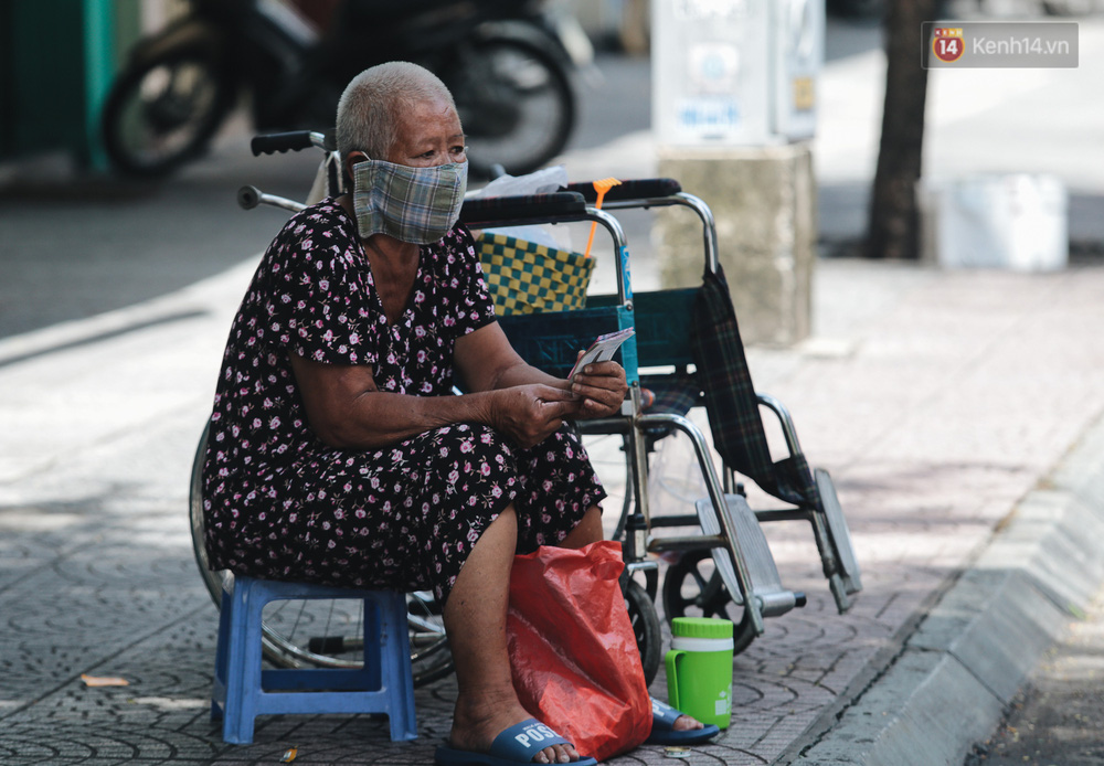 Ảnh: Xót xa những phận đời chật vật mưu sinh trong những ngày giãn cách xã hội ở Sài Gòn - 9 Ảnh: Xót xa những phận đời chật vật mưu sinh trong những ngày giãn cách xã hội ở Sài Gòn - 9