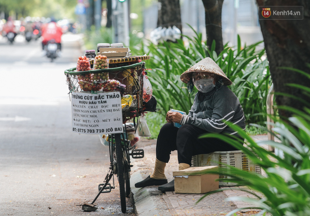 Ảnh: Xót xa những phận đời chật vật mưu sinh trong những ngày giãn cách xã hội ở Sài Gòn - 7 Ảnh: Xót xa những phận đời chật vật mưu sinh trong những ngày giãn cách xã hội ở Sài Gòn - 7