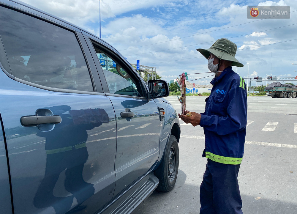 Ảnh: Xót xa những phận đời chật vật mưu sinh trong những ngày giãn cách xã hội ở Sài Gòn - 10 Ảnh: Xót xa những phận đời chật vật mưu sinh trong những ngày giãn cách xã hội ở Sài Gòn - 10