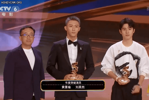 Trao giải Đêm Điện ảnh Weibo 2021: Bom tấn 19 nghìn tỷ thắng đậm, Hoàng Cảnh Du 'flop' cả năm vẫn có giải! - 2 Trao giải Đêm Điện ảnh Weibo 2021: Bom tấn 19 nghìn tỷ thắng đậm, Hoàng Cảnh Du 'flop' cả năm vẫn có giải! - 2