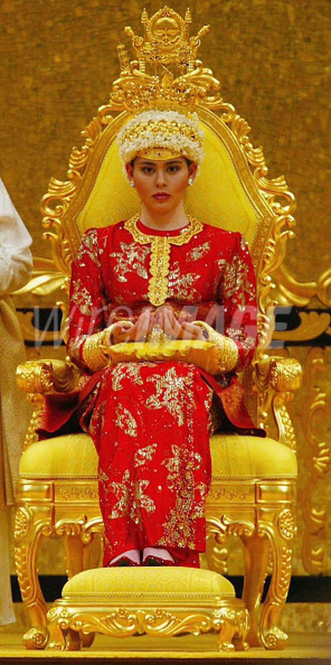 17 tuổi từ thường dân bỗng thành vợ Thái tử, 'nàng Lọ lem đẹp tựa tiên nữ' của Hoàng gia Brunei giờ ra sao sau 17 năm? - 4 17 tuổi từ thường dân bỗng thành vợ Thái tử, 'nàng Lọ lem đẹp tựa tiên nữ' của Hoàng gia Brunei giờ ra sao sau 17 năm? - 4