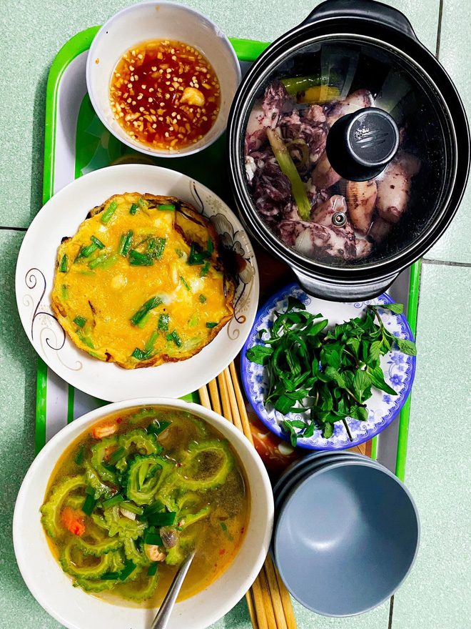 Trưa nắng 40 độ, mẹ chồng nấu cơm rồi mang tới tận chỗ làm cho con dâu, lý do khiến tất cả cảm động - 3 Trưa nắng 40 độ, mẹ chồng nấu cơm rồi mang tới tận chỗ làm cho con dâu, lý do khiến tất cả cảm động - 3