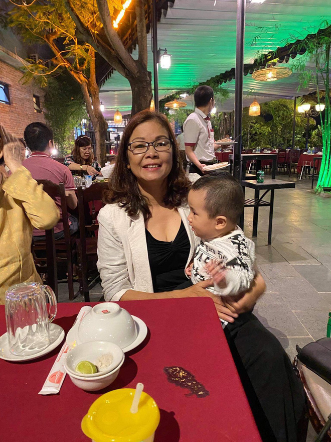 Trưa nắng 40 độ, mẹ chồng nấu cơm rồi mang tới tận chỗ làm cho con dâu, lý do khiến tất cả cảm động - 4 Trưa nắng 40 độ, mẹ chồng nấu cơm rồi mang tới tận chỗ làm cho con dâu, lý do khiến tất cả cảm động - 4