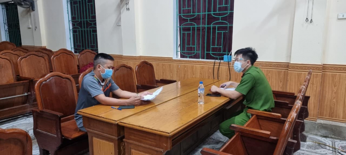 Bắt giữ 2 đối tượng dùng xe máy vượt chốt kiểm soát dịch bệnh Bắt giữ 2 đối tượng dùng xe máy vượt chốt kiểm soát dịch bệnh