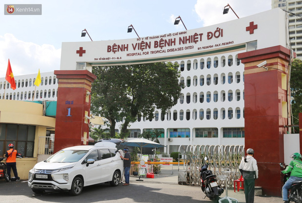 Chùm ảnh: Bên trong BV Bệnh Nhiệt đới TP.HCM, nơi đang được phong tỏa khi có 55 nhân viên nhiễm Covid-19 Chùm ảnh: Bên trong BV Bệnh Nhiệt đới TP.HCM, nơi đang được phong tỏa khi có 55 nhân viên nhiễm Covid-19