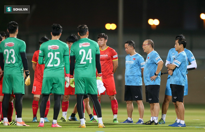Tuấn Anh phải tập với bác sĩ, 'người đóng thế' của thầy Park lo âu trước trận đấu quyết định Tuấn Anh phải tập với bác sĩ, 'người đóng thế' của thầy Park lo âu trước trận đấu quyết định