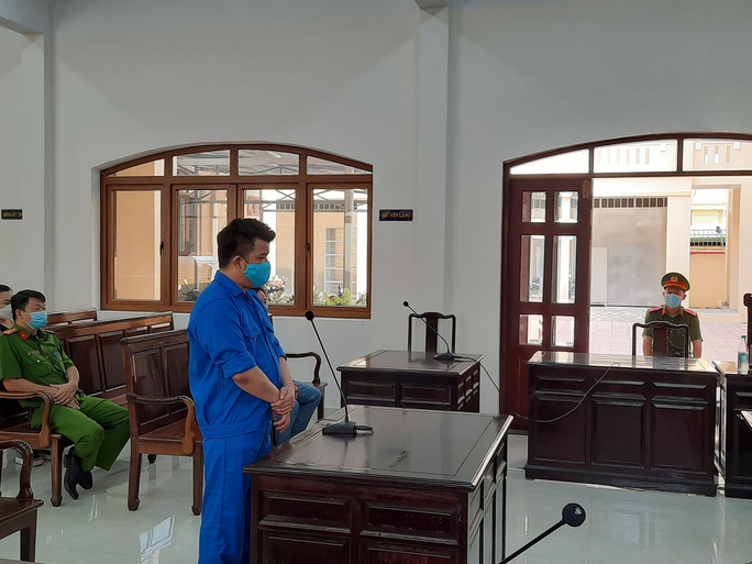 Đang xét xử Toàn 'đen' - giang hồ cộm cán ở Biên Hòa Đang xét xử Toàn 'đen' - giang hồ cộm cán ở Biên Hòa