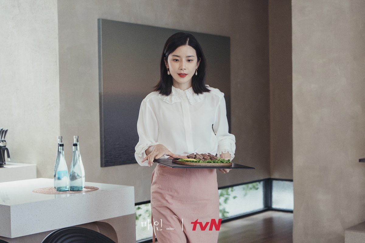 Lee Bo Young và Lee Ji Ah dùng nước hoa nào: Một mùi của giới 'nhà giàu', một bên thanh nhã hợp mùa Hè - 2 Lee Bo Young và Lee Ji Ah dùng nước hoa nào: Một mùi của giới 'nhà giàu', một bên thanh nhã hợp mùa Hè - 2