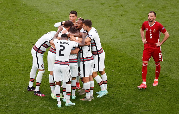 Ronaldo ghi bàn thắng lịch sử, ĐKVĐ Bồ Đào Nha thắng lớn trận ra quân Ronaldo ghi bàn thắng lịch sử, ĐKVĐ Bồ Đào Nha thắng lớn trận ra quân
