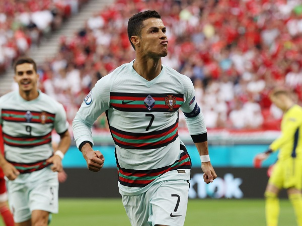 Ronaldo ghi bàn thắng lịch sử, ĐKVĐ Bồ Đào Nha thắng lớn trận ra quân - 1 Ronaldo ghi bàn thắng lịch sử, ĐKVĐ Bồ Đào Nha thắng lớn trận ra quân - 1