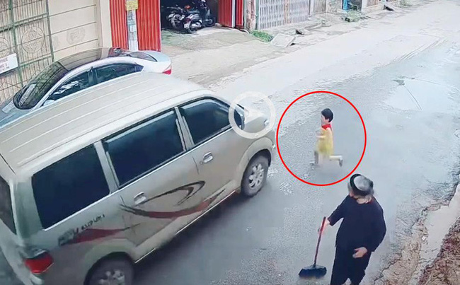 Bé trai lao ra đường suýt bị ô tô đâm trúng, soi camera an ninh phụ huynh 'tái mặt' Bé trai lao ra đường suýt bị ô tô đâm trúng, soi camera an ninh phụ huynh 'tái mặt'