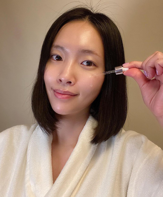 Bôi serum vitamin C: 3 điều nên và 2 điều không nên làm để da thực sự sáng mịn bật tông Bôi serum vitamin C: 3 điều nên và 2 điều không nên làm để da thực sự sáng mịn bật tông