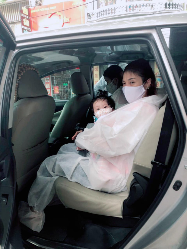 Tranh cãi clip vợ chồng Pha Lê không đeo khẩu trang đánh cầu lông nơi công cộng giữa dịch, chính chủ phải lên tiếng ngay! - 2 Tranh cãi clip vợ chồng Pha Lê không đeo khẩu trang đánh cầu lông nơi công cộng giữa dịch, chính chủ phải lên tiếng ngay! - 2