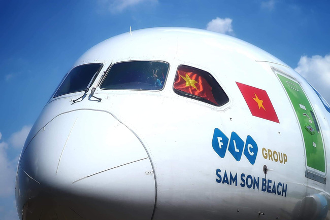 ĐT Việt Nam về tới TP.HCM sau kỳ tích World Cup, HLV Park Hang-seo và các học trò mặc đồ bảo hộ kín mít, tâm điểm là Văn Hậu với chiếc quần 'tả tơi' - 1 ĐT Việt Nam về tới TP.HCM sau kỳ tích World Cup, HLV Park Hang-seo và các học trò mặc đồ bảo hộ kín mít, tâm điểm là Văn Hậu với chiếc quần 'tả tơi' - 1