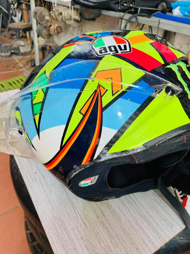 Hình ảnh chiếc phân khối lớn nát đầu của biker Việt và lời mô tả gây ám ảnh những ai thích mạo hiểm với tốc độ cao - 4 Hình ảnh chiếc phân khối lớn nát đầu của biker Việt và lời mô tả gây ám ảnh những ai thích mạo hiểm với tốc độ cao - 4