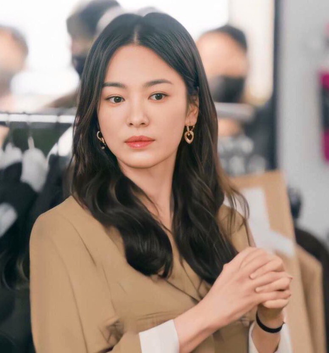 Netizen 'choáng' trước độ nổi tiếng khủng khiếp của Song Hye Kyo, chỉ một hành động nhỏ thu về 4 triệu lượt tìm kiếm - 2 Netizen 'choáng' trước độ nổi tiếng khủng khiếp của Song Hye Kyo, chỉ một hành động nhỏ thu về 4 triệu lượt tìm kiếm - 2