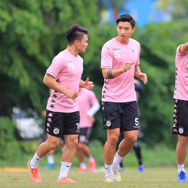 Người ta mặc đồ bảo hộ vừa vặn - Văn Hậu lòi nguyên khúc chân: Về em may quần dài cho nè! - 4 Người ta mặc đồ bảo hộ vừa vặn - Văn Hậu lòi nguyên khúc chân: Về em may quần dài cho nè! - 4