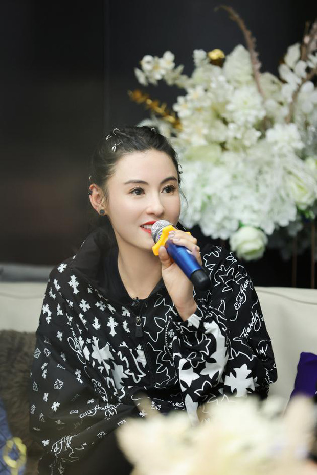 Giữa tin đồn Vương Phi sinh con ở tuổi 51, Trương Bá Chi bỗng có phát ngôn về Tạ Đình Phong nghe mà thấy xót xa - 4 Giữa tin đồn Vương Phi sinh con ở tuổi 51, Trương Bá Chi bỗng có phát ngôn về Tạ Đình Phong nghe mà thấy xót xa - 4