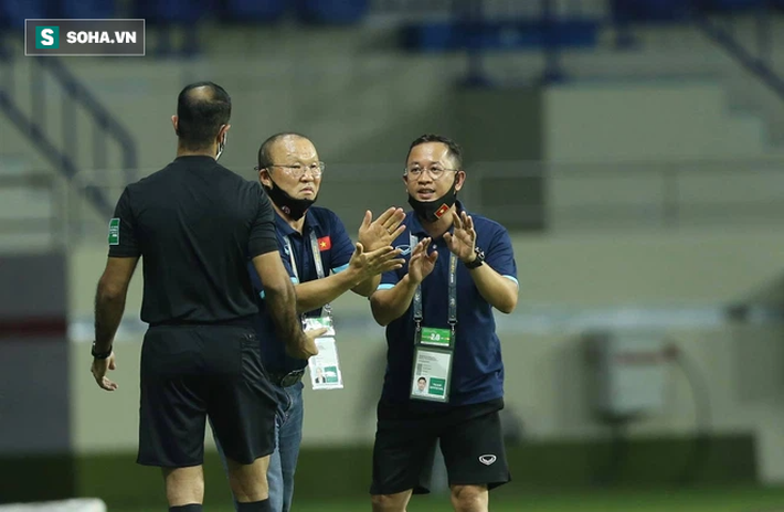 Tiến Linh: 'Chúng tôi hay trêu thầy Park không lo chỉ đạo mà toàn lo đi đánh nhau' Tiến Linh: 'Chúng tôi hay trêu thầy Park không lo chỉ đạo mà toàn lo đi đánh nhau'