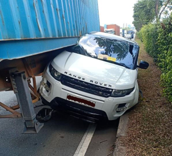 Xe sang Range Rover bị 'vò nát' sau va chạm với container Xe sang Range Rover bị 'vò nát' sau va chạm với container