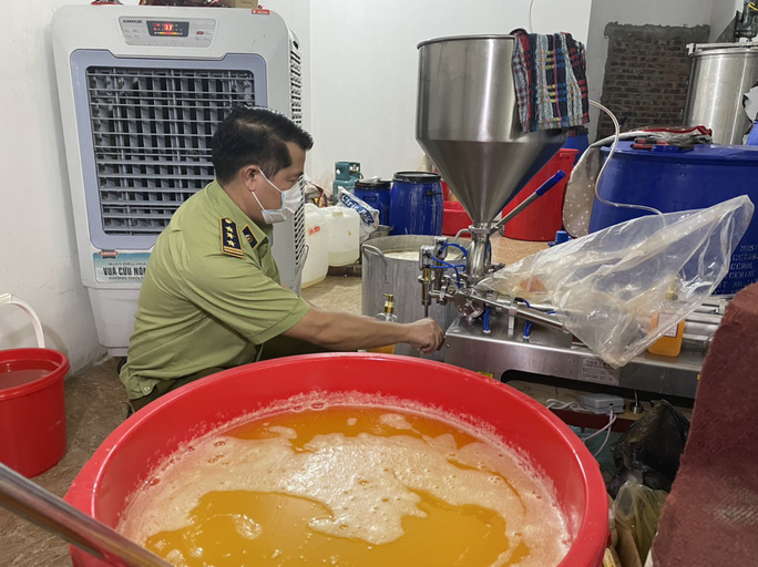 Cận cảnh 'dây chuyền' sản xuất mỹ phẩm đựng trong xô, chậu Cận cảnh 'dây chuyền' sản xuất mỹ phẩm đựng trong xô, chậu