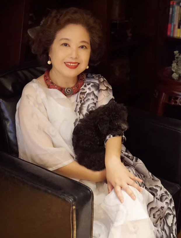 Group nữ doanh nhân 'chung chồng': Qua 1 lần đò vẫn 'cua' được trai trẻ giàu có và lớp học 'trở thành nữ hoàng', đổi đời chưa bao giờ dễ dàng đến vậy - 1 Group nữ doanh nhân 'chung chồng': Qua 1 lần đò vẫn 'cua' được trai trẻ giàu có và lớp học 'trở thành nữ hoàng', đổi đời chưa bao giờ dễ dàng đến vậy - 1