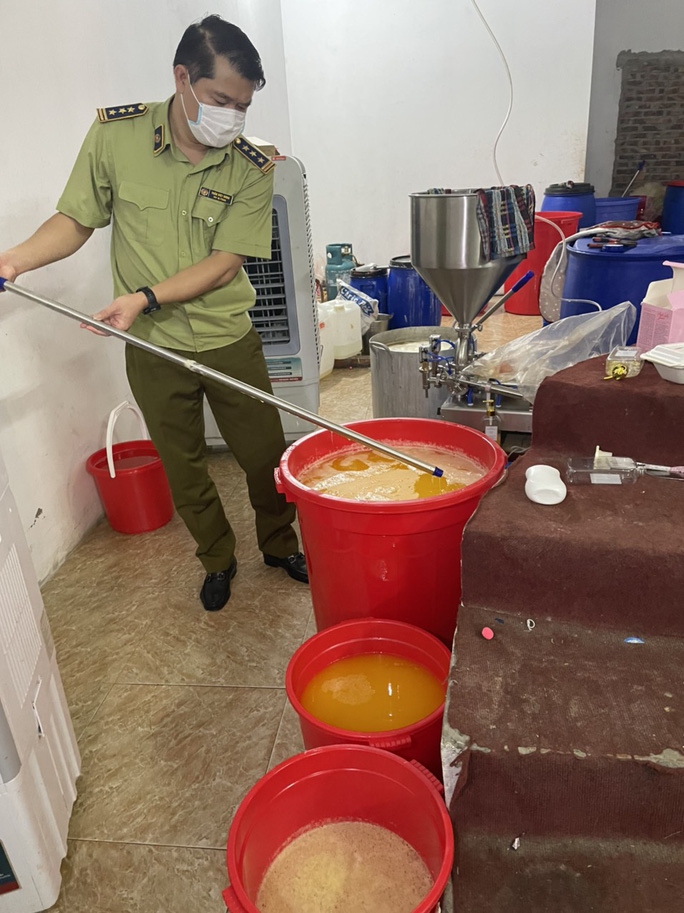 Cận cảnh 'dây chuyền' sản xuất mỹ phẩm đựng trong xô, chậu - 1 Cận cảnh 'dây chuyền' sản xuất mỹ phẩm đựng trong xô, chậu - 1