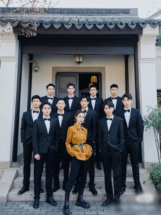 Group nữ doanh nhân 'chung chồng': Qua 1 lần đò vẫn 'cua' được trai trẻ giàu có và lớp học 'trở thành nữ hoàng', đổi đời chưa bao giờ dễ dàng đến vậy - 2 Group nữ doanh nhân 'chung chồng': Qua 1 lần đò vẫn 'cua' được trai trẻ giàu có và lớp học 'trở thành nữ hoàng', đổi đời chưa bao giờ dễ dàng đến vậy - 2