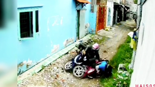 Bị 2 tên cướp áp sát giật tài sản trong con hẻm nhỏ, cô gái trẻ có pha phản đòn 'cực gắt' Bị 2 tên cướp áp sát giật tài sản trong con hẻm nhỏ, cô gái trẻ có pha phản đòn 'cực gắt'